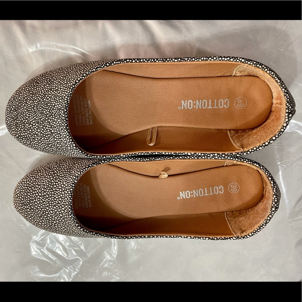Like-New Black and White Flats - Picture 1 of 6